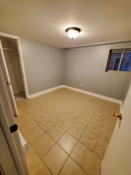 Building Photo - 6440 W Montrose Ave