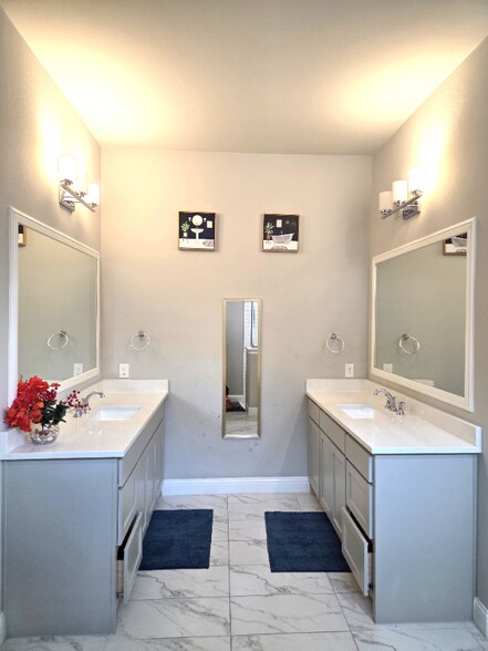Building Photo - 8066 Glastonbury Dr