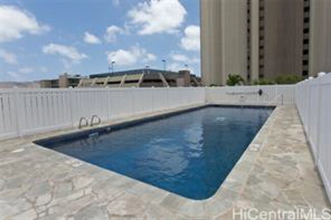Building Photo - 37th Floor 2 Bed/ 2 Bath/ 1 Assigned parking Condo with views, A/C, Pool, & W/D in unit!