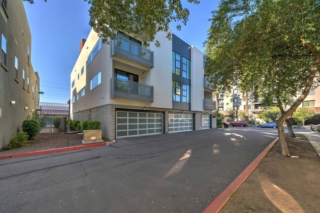 Building Photo - 504 E Roosevelt St