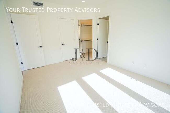 Building Photo - 1371 N Vulcan Ave