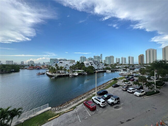 Building Photo - 400 Kings Point Dr