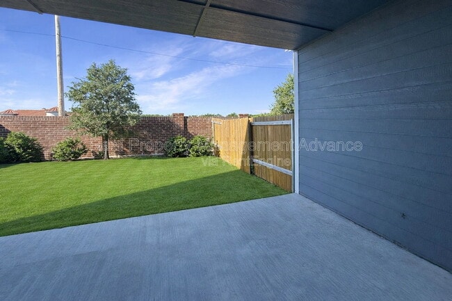 Building Photo - 303 Stone Ct