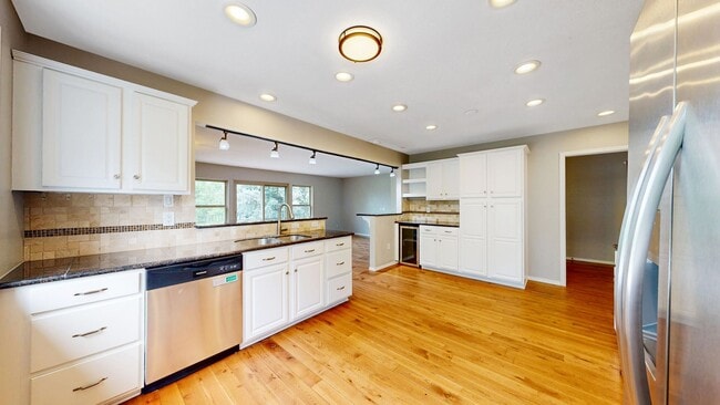 Building Photo - Amazing 4 Bed/3 Bath SFH Backing to Walnut...
