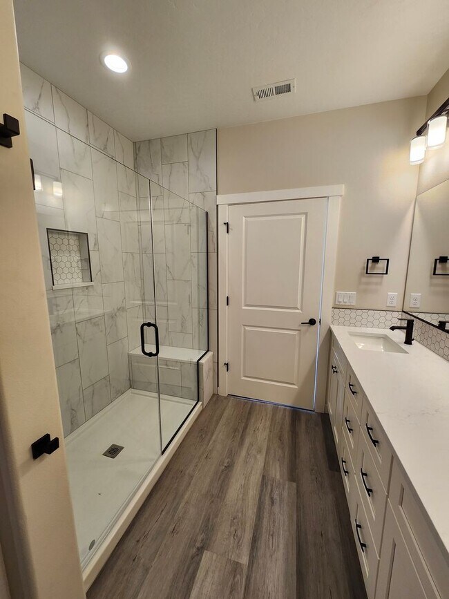 Building Photo - 3 bed, 2 bath- Kennewick Location!