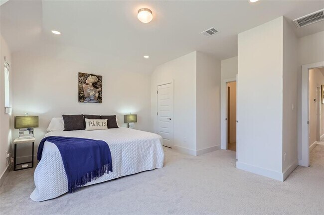 Building Photo - 704 Palamos Dr