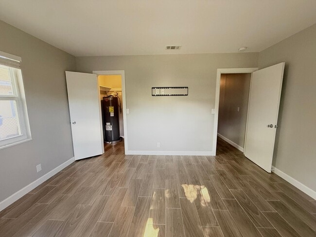 Building Photo - 1001 W 9th St