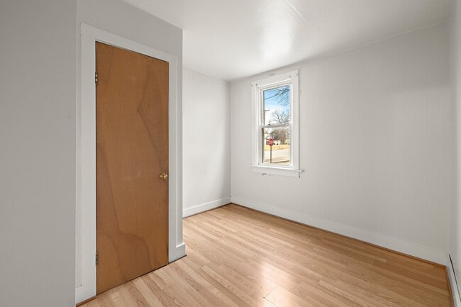 Building Photo - 25 E Chestnut Ave