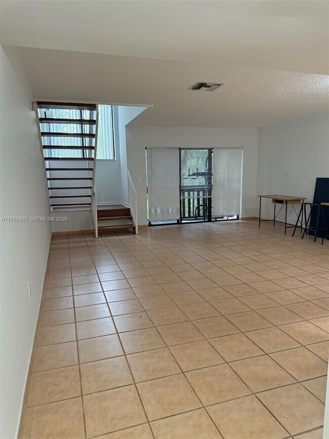 Building Photo - 425 W Park Dr