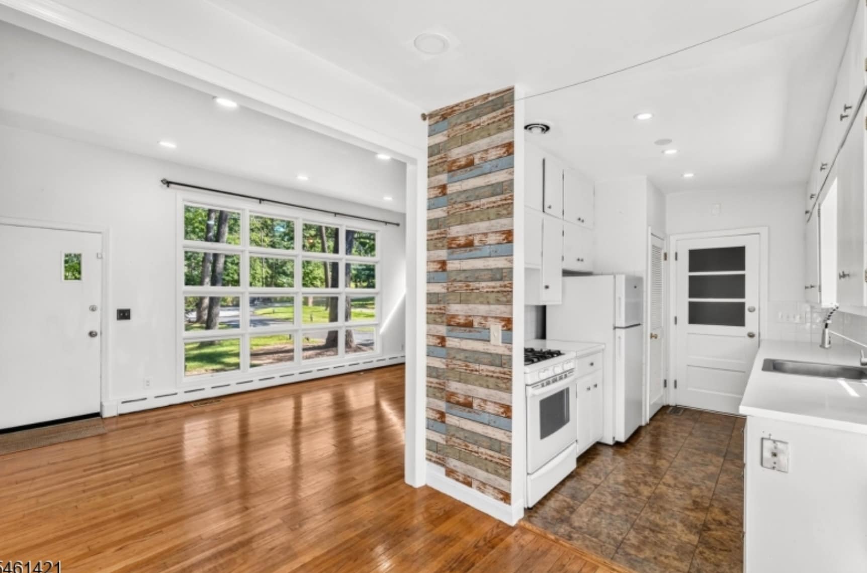 Building Photo - 879 Vosseller Ave