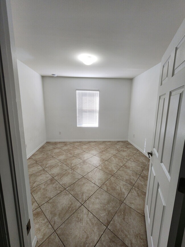 Building Photo - 220 SW 19th Terrace