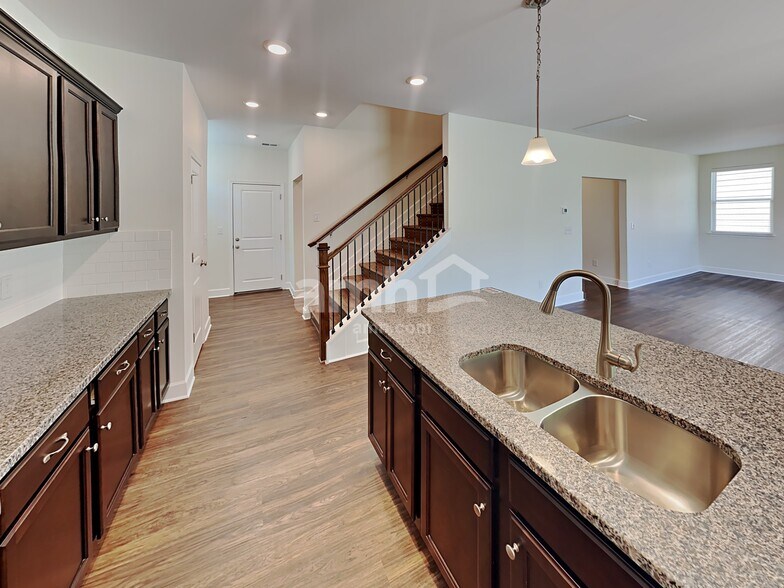 Building Photo - 4521 Tarpon Dr