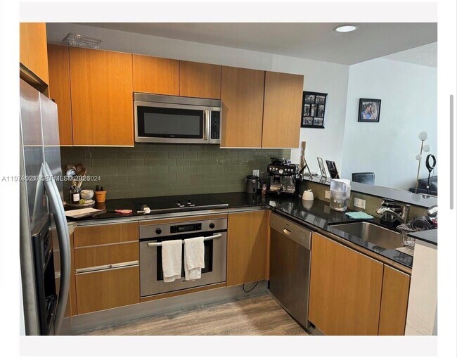 Building Photo - 1060 Brickell Ave