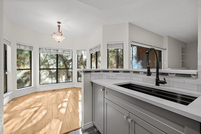 Building Photo - 4711 Spicewood Springs Rd