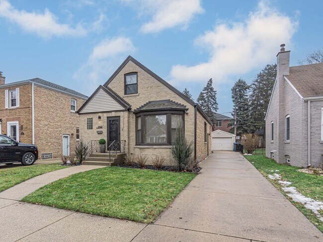 Primary Photo - 7107 N Melvina Ave