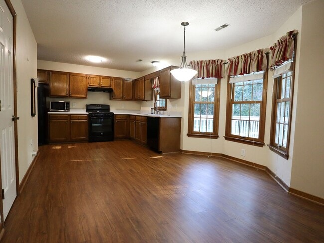 Building Photo - 4-Bedroom Home on Quiet Cul-de-Sac - Must See