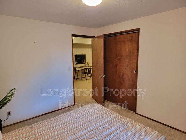 Building Photo - 2720 NW Glenwood Dr