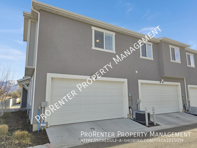 Building Photo - Like New 3 Bed, 2 Bath Townhome