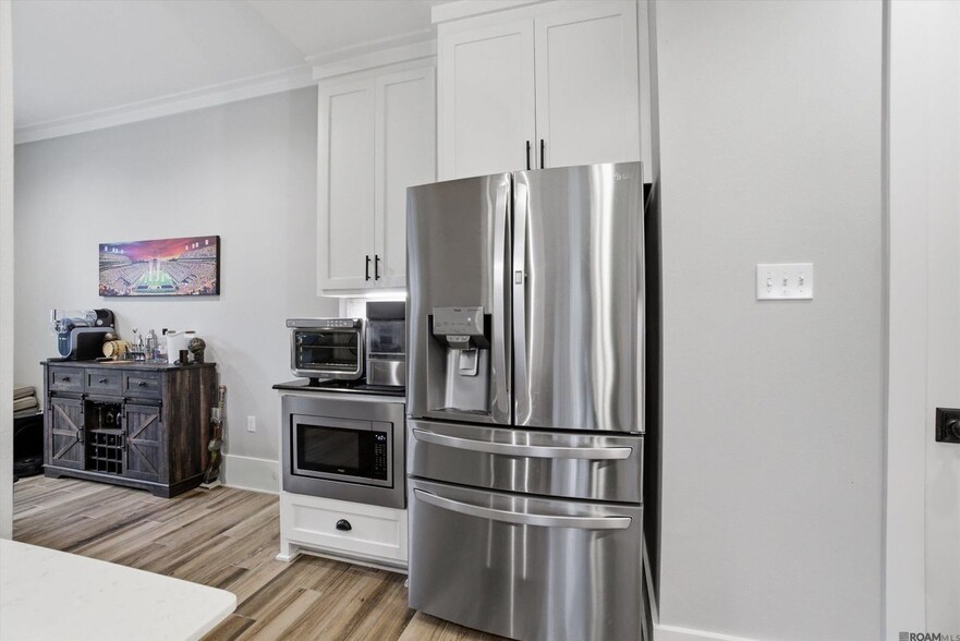 Building Photo - 421 St Thomas Ln