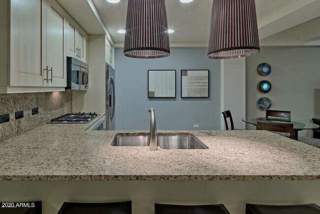 Building Photo - 7117 E Rancho Vista Dr