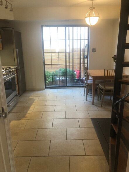 Eat-in kitchen - 330 Pemberton St