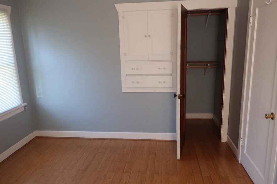 Building Photo - 710 Monroe St