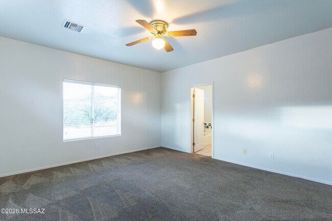 Building Photo - 392 Falcon Ct