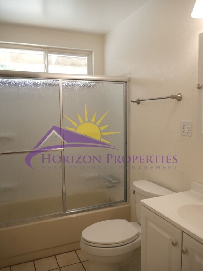 Building Photo - Remodeled 4 Bed 2 Bath 1,483 sqft in Fair Oaks