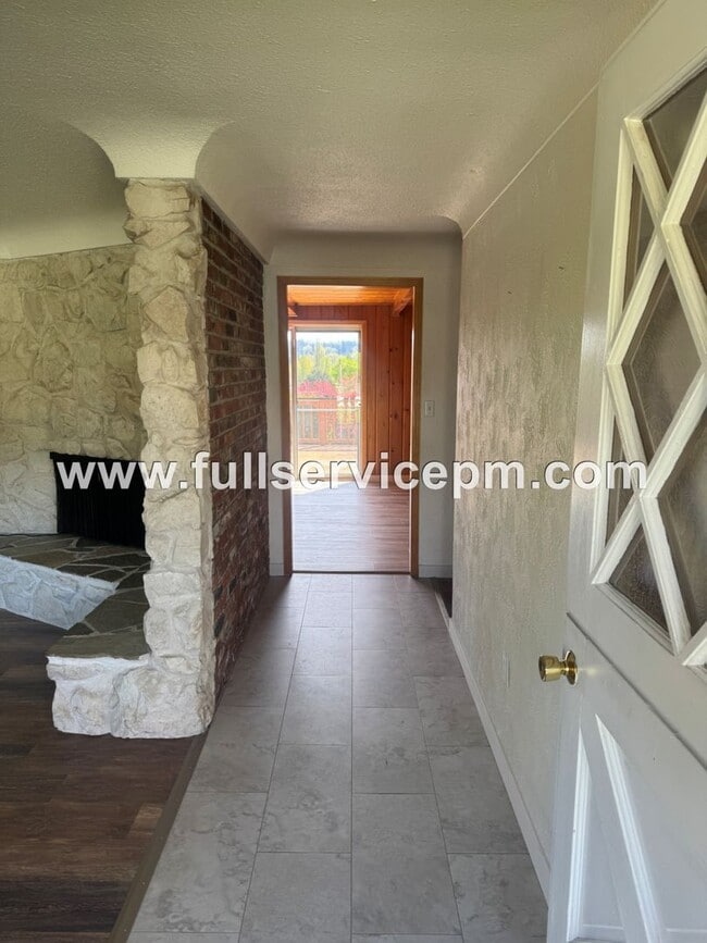 Building Photo - Charming house in downtown Snohomish