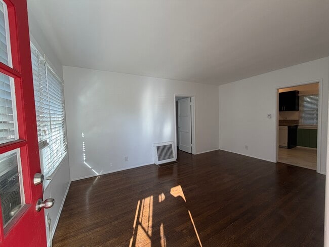 Building Photo - 124 N Beachwood Dr