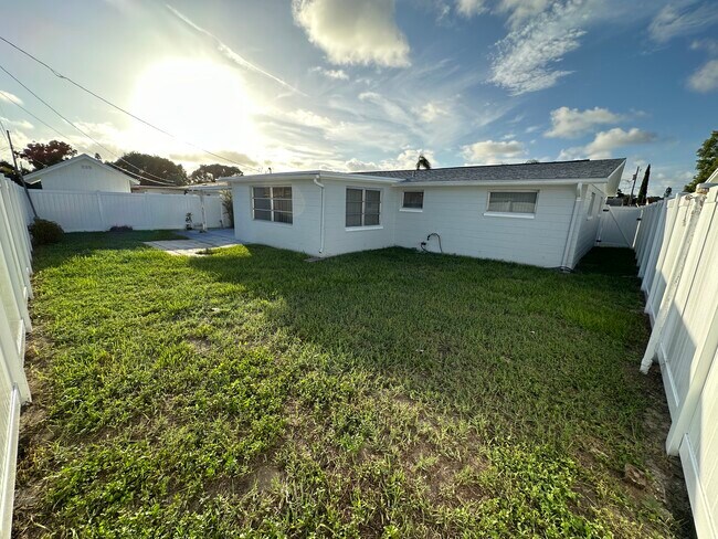 Building Photo - 5202 Overton Dr
