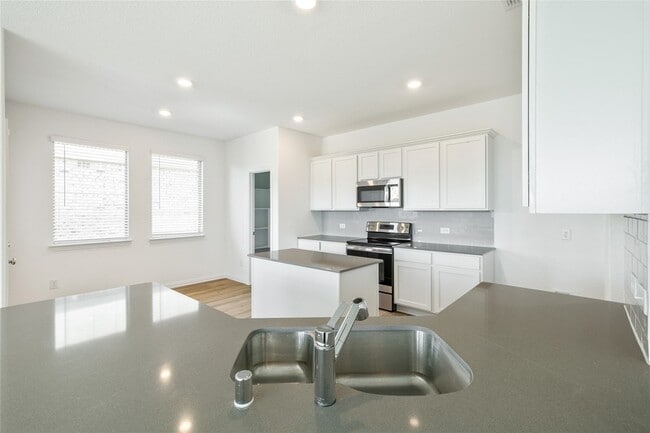 Building Photo - 4905 Woodloch Dr