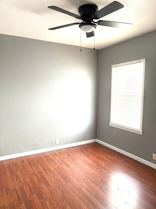 Building Photo - Beautiful 4 bedrooms and 2 bathrooms!