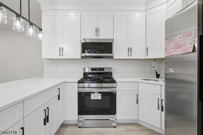 Building Photo - 540 E 25th St