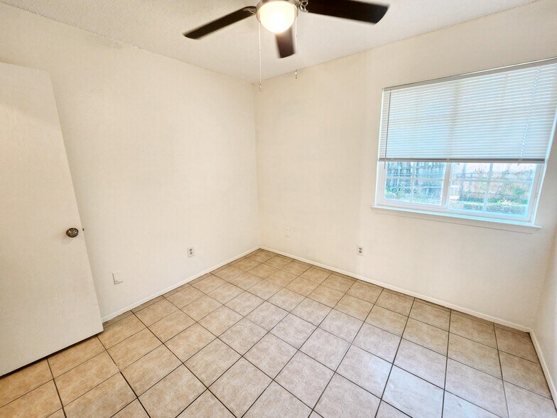 2nd bedroom with walk-in closet - 111 Meteor Dr