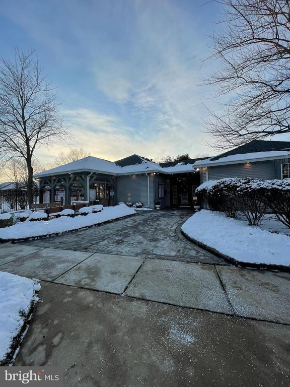 Building Photo - 5207A Adelaide Dr