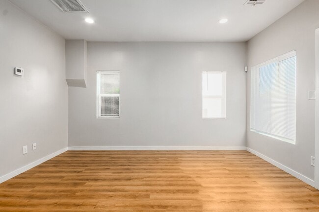Building Photo - 1 bed/1 bath Apartment in CENTRAL PHOENIX