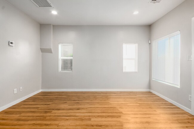 Building Photo - ***$500 Off Move In Special*** REMODELED 1...