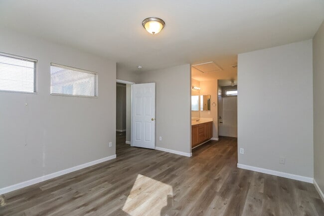 Building Photo - 8723 E Fox St