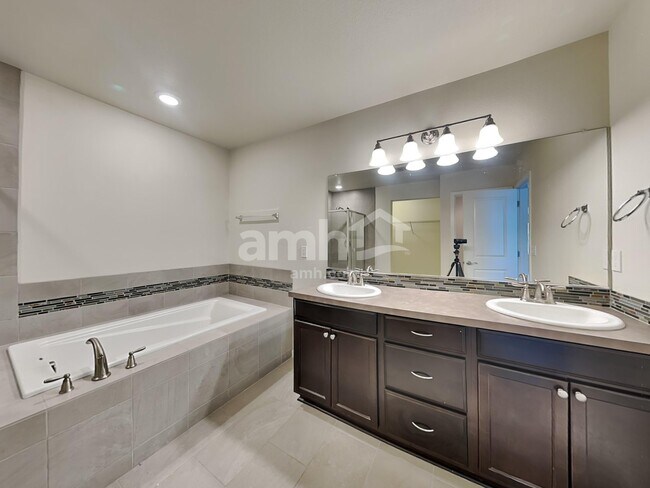 Building Photo - 9011 NE 165th Ave