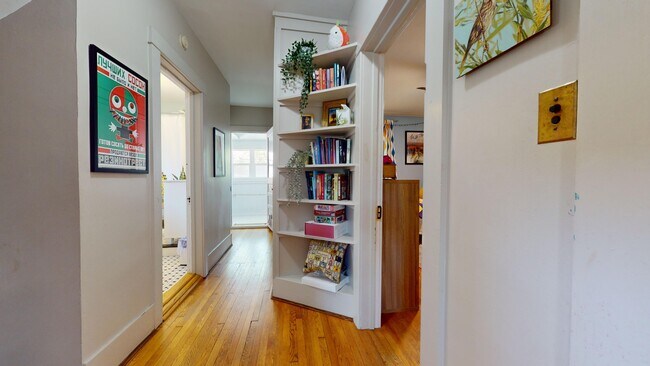 Building Photo - 402 N Titus Ave