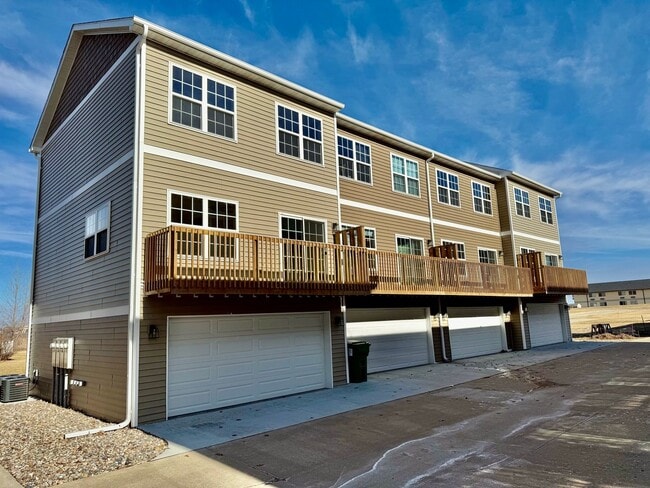 Building Photo - Sublease- Three Bedroom Nevada Townhome Available July 15, 2026!