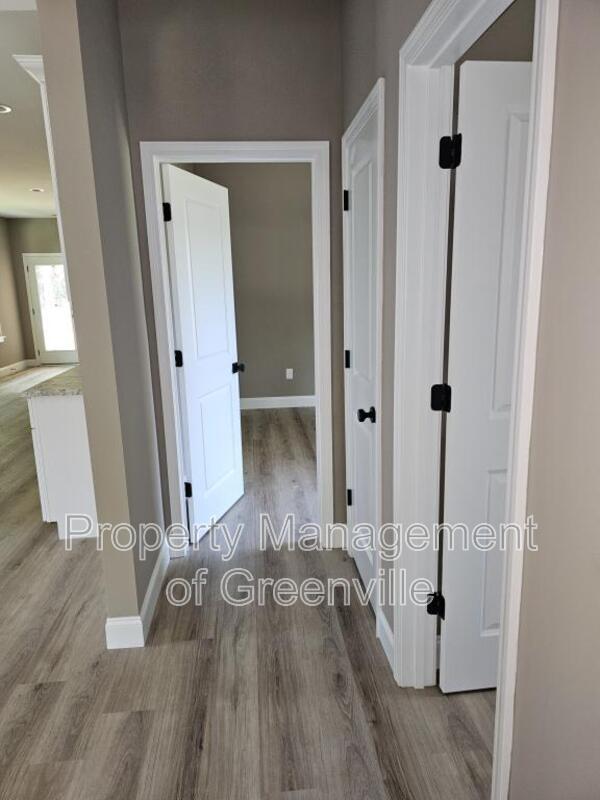 Building Photo - 305 Appian Dr