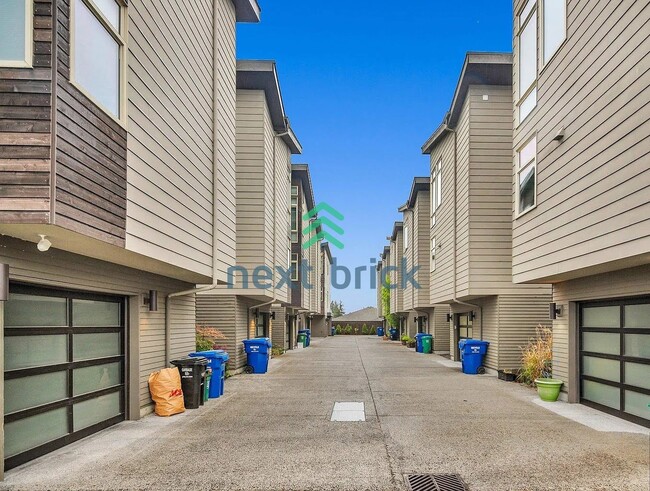 Building Photo - 3BR / 3BA Single-Family Home in Desirable Seattle Neighborhood