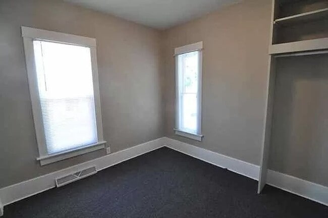 Building Photo - 5 Bedroom Home Available Now!