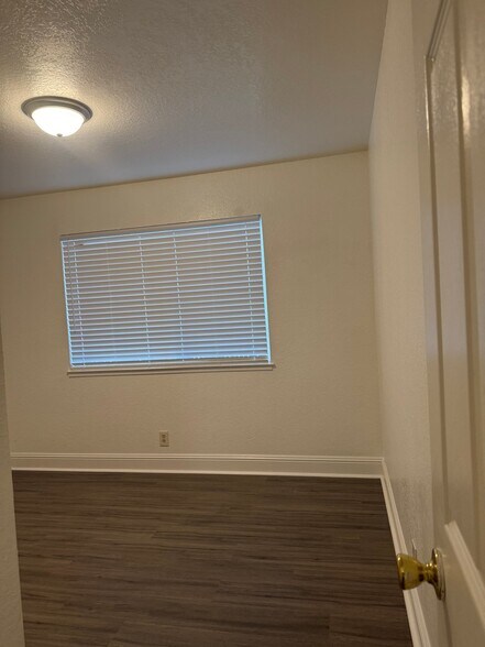 Building Photo - 103 E Lewelling Blvd