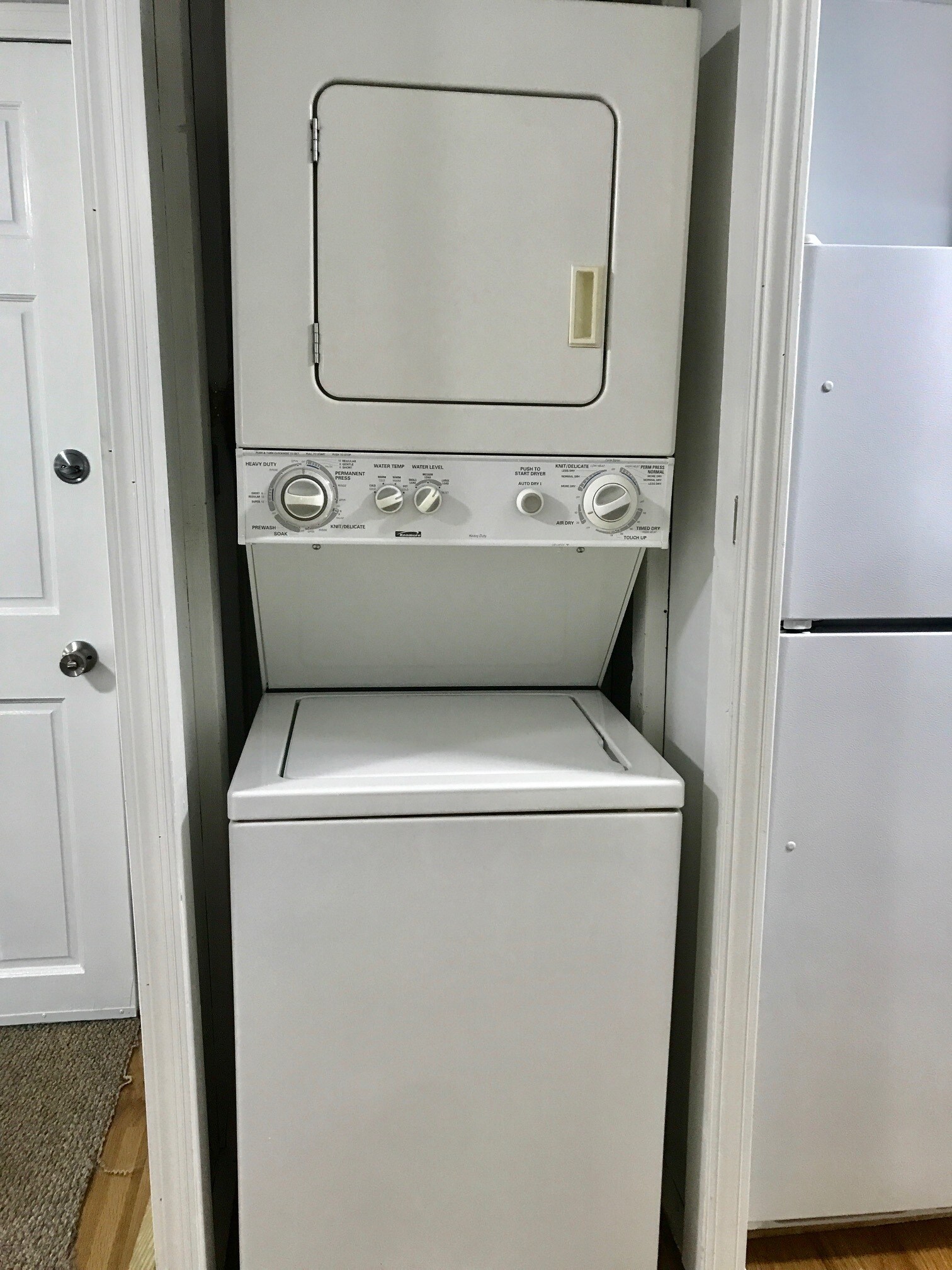 Building Photo - 410 E 9th St