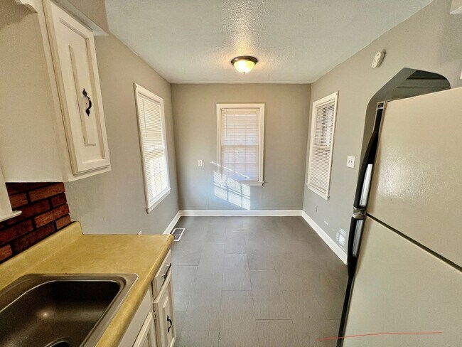Building Photo - 2304 S Hall Rd