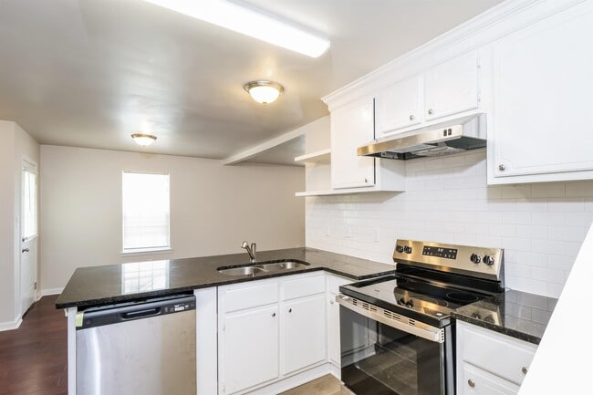 Building Photo - 6923 Parkbrook Ln