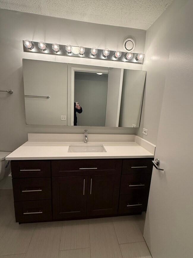 Building Photo - 509 N Dearborn-2001